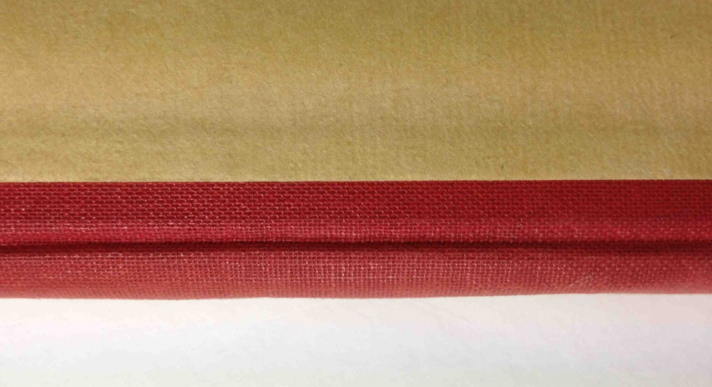 Dos rouge tissu classique (le plus courant).