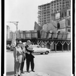 Le maire Robert Wagner, un adjoint et  Robert Moses sur le chantier d'une tour. World-Telegram photo par Walter Albertin. Août 1956
