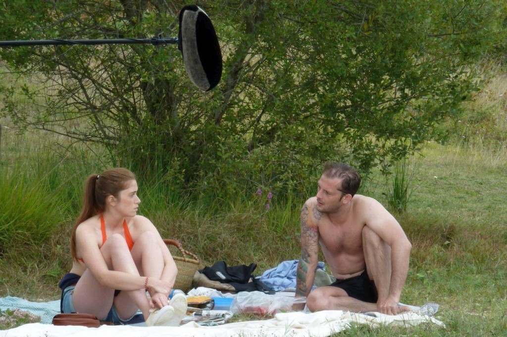 Léquipe-de-tournage-du-film-Le-Combat-Ordinaire-de-Laurent-Tuel-a-investi-les-bords-du-Lac-de-la-Nette-à-Monmarvès.-Ici-les-acteurs-Maud-Wyler-et-Nicolas-Duvauchelle-©-Photo-Marine-Le-Gohébel- L'équipe de tournage du film Le Combat Ordinaire, de Laurent Tuel, a investi les bords du Lac de la Nette à Monmarvès (24). Ici, les acteurs Maud Wyler et Nicolas Duvauchelle © Photo Marine Le Gohébel