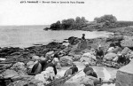 Le lavoir de Pors-ar-Feunteun et les rochers de Karreck Creiz vers 1920, dans le Finistère.