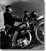 Visuellement, Jeanne Puchol s'est notamment inspirée des "motards de la Mort" dans "Orphée" de Jean Cocteau (1950)
