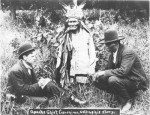 Geronimo dictant ses souvenirs à Stephen M. Barrett et à l'interprète Asa Adklugie