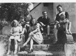 De gauche à droite : Anne, Philippe, Joseph et Annie Gillain, De Roeck, Will et Benoît Gillain coiffé d’un bob à la Bonux-Boy.