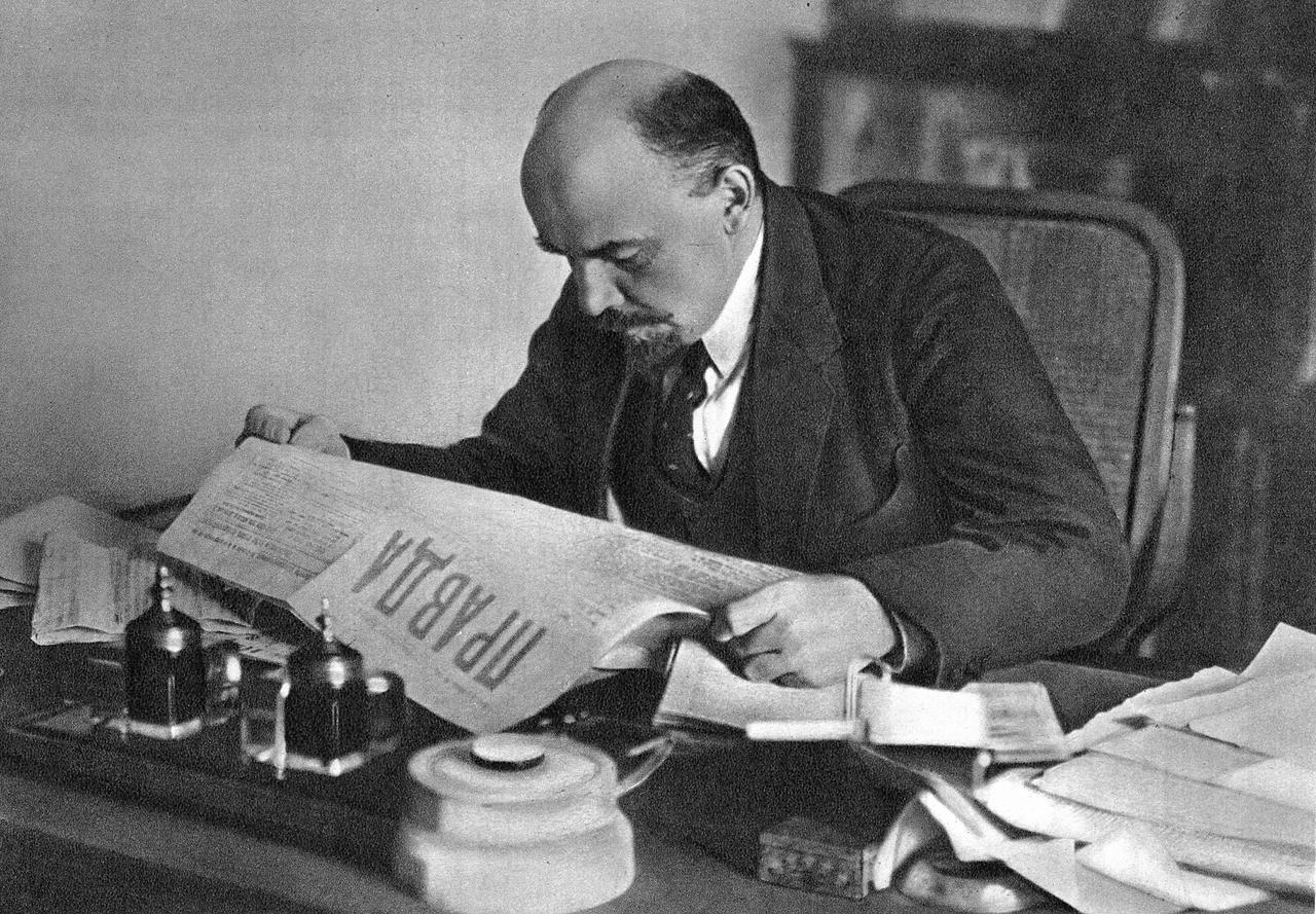 Lénine plongé dans la lecture de la Pravda, en 1918