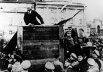 Lénine prononce un discours à Moscou le 5 mai 1920, en présence de Trotski