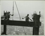 Des ouvriers lors de la construction de l'Empire State Building (photo de Lewis Hine en 1931)