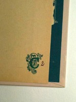 Tampon et stylo encre sur un des exemplaires neufs trouvés chez Casterman. D’après Étienne Pollet, un monogramme réalisé par Hergé gracieusement pour Casterman.