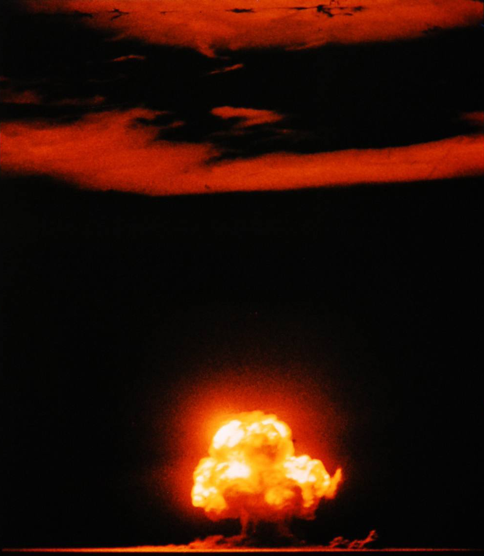 Photographie en couleur de la première explosion nucléaire lors de l'essai Trinity le 16 juillet 1945 à Alamogordo au Nouveau-Mexique