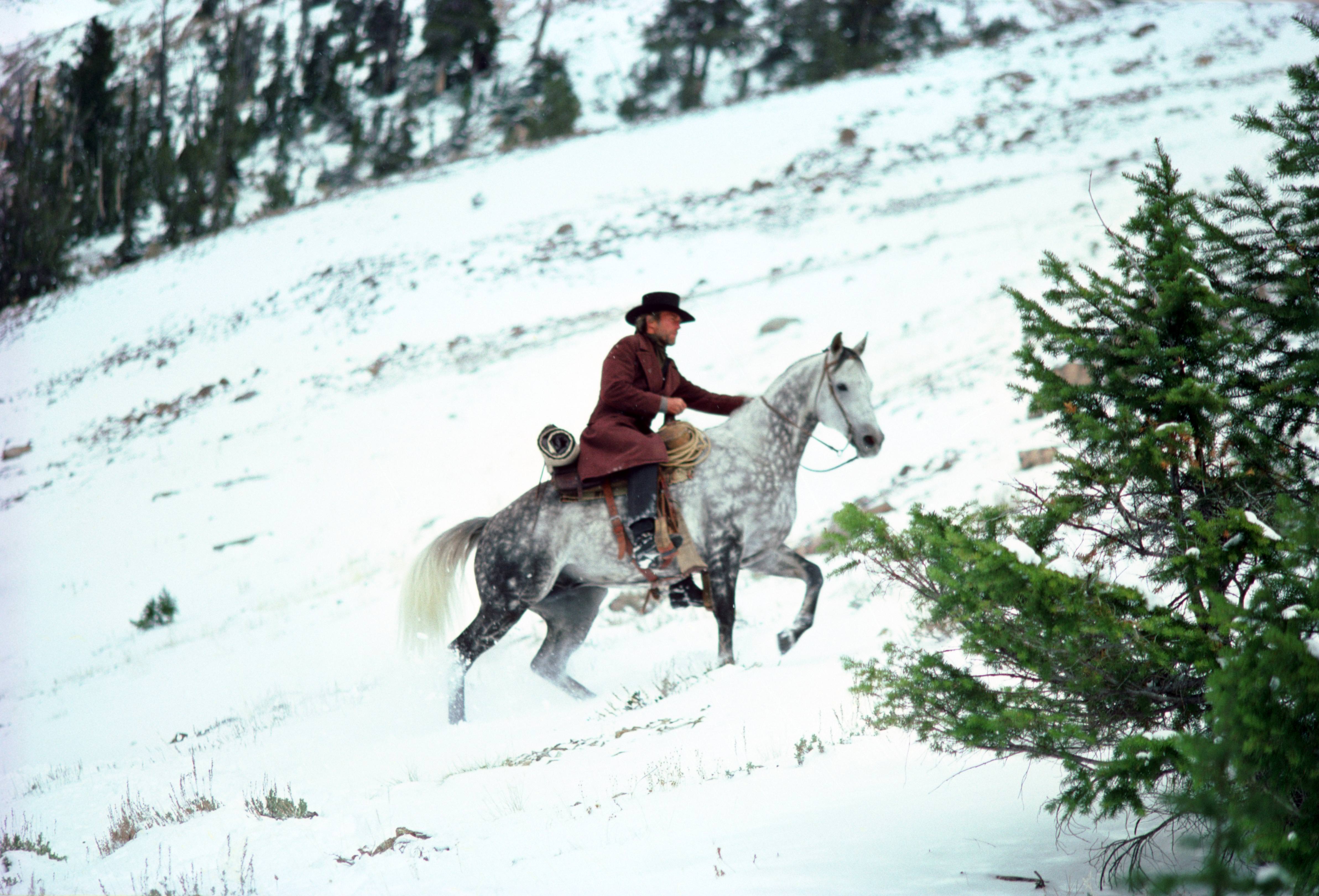 Sous la neige : photogramme extrait de Pale Rider (1985) et affiche teaser pour Les 8 Salopards (2015)