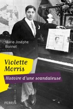 Couverture de l'ouvrage de Marie-Jo Bonnet (Perrin 2011) : costume cravate, cigare et piano, Violette entame dans les années 1920 une carrière de chanteuse de music-hall.