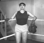 La championne de boxe (1913 - 1914) pose pour immortaliser son image