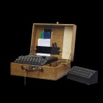 Enigma, une machine de chiffrement électromécanique à cylindres ; la version ci-dessus est un modèle militaire suisse, avec une console de lecture supplémentaire.