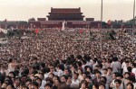 Vue de la place Tiananmen fin mai 1989 ; au fond, la "Déesse de la démocratie", statue "édifiée par les étudiants des beaux-arts.