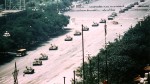 "Tank Man", le 5 juin 1989 : devenu iconique, l'image de la scène est prise par deux reporters-cameramen et cinq reporter-photographes perchés sur un balcon de l'hôtel Beijing. Le cliché de Jeff Widener (Associated Press) fera la une de nombreux journaux et magazines.