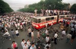 Manifestants bloquant les intersections de la place avec un bus, début juin 1989 (Photo : Jeff Widener)