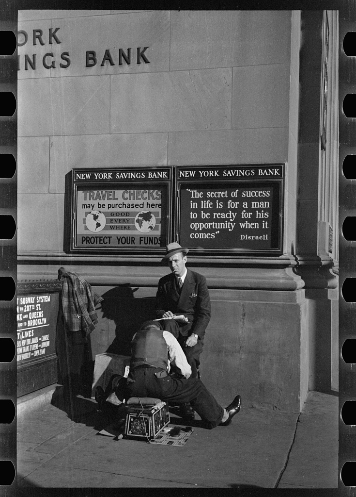 Un cireur au croisement de Fourteenth Street et d'Eighth Avenue à New York (photo d'Arthur Rothstein en décembre 1937)