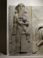Héros (Gilgamesh ou Enkidu ?) serrant sur son cœur un lion vivant, symbole de la force et de la sagesse assimilées. Bas-relief du palais de Sargon II à Khorsabad, vers 700 av. J.-C (Musée du Louvre)