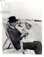 Anne de Gaulle (1928-48) et son père sur une plage de Benodet (Finistère) en 1933.