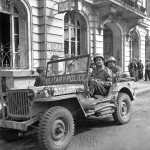 Une jeep de police militaire, photographiée par l'agence Roger-Viollet à Paris en août 1944.
